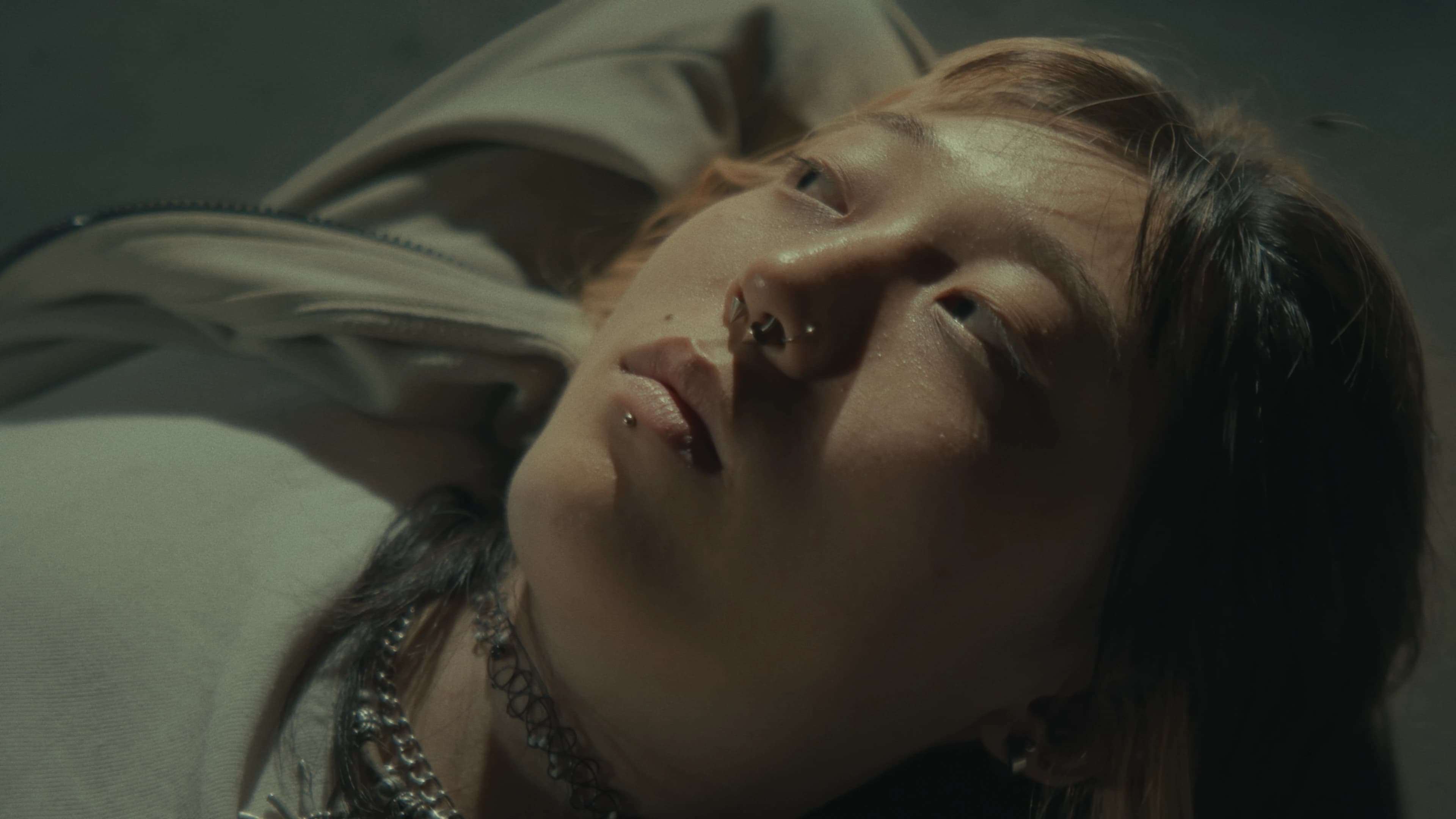 Filmstill aus Spiraling Out: Nahaufnahme einer liegenden Person.